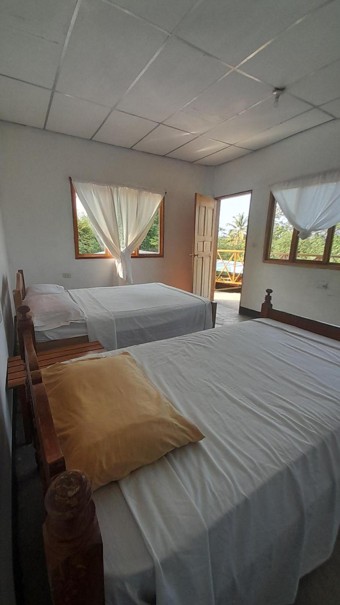 Bananas Guest House Private Room Altagracia Chambre photo